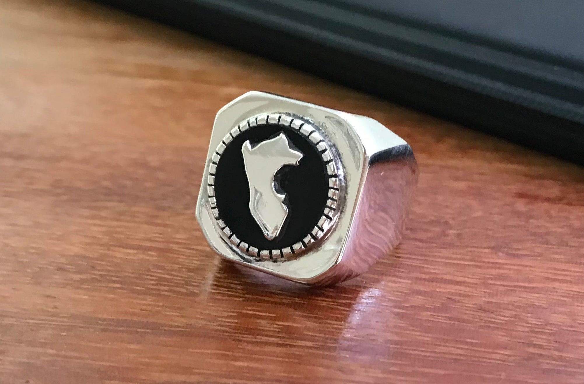 Anillo Chevalier Mapa del Perú | Plata 950 con Ónix Negro