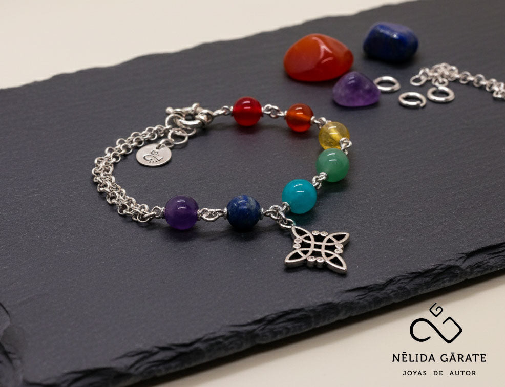 Pulsera 7 Chakras con Dije Nudo de Bruja